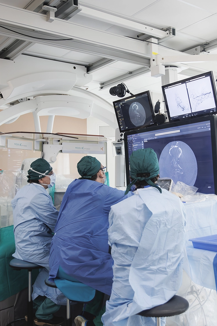 Team working with NOVA-X in cath-lab